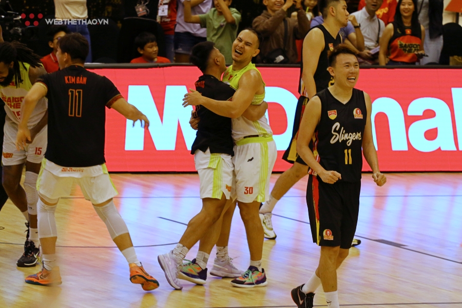 Cầu thủ Singapore Slingers bật khóc và cảm xúc vỡ òa của Saigon Heat sau trận thắng lịch sử