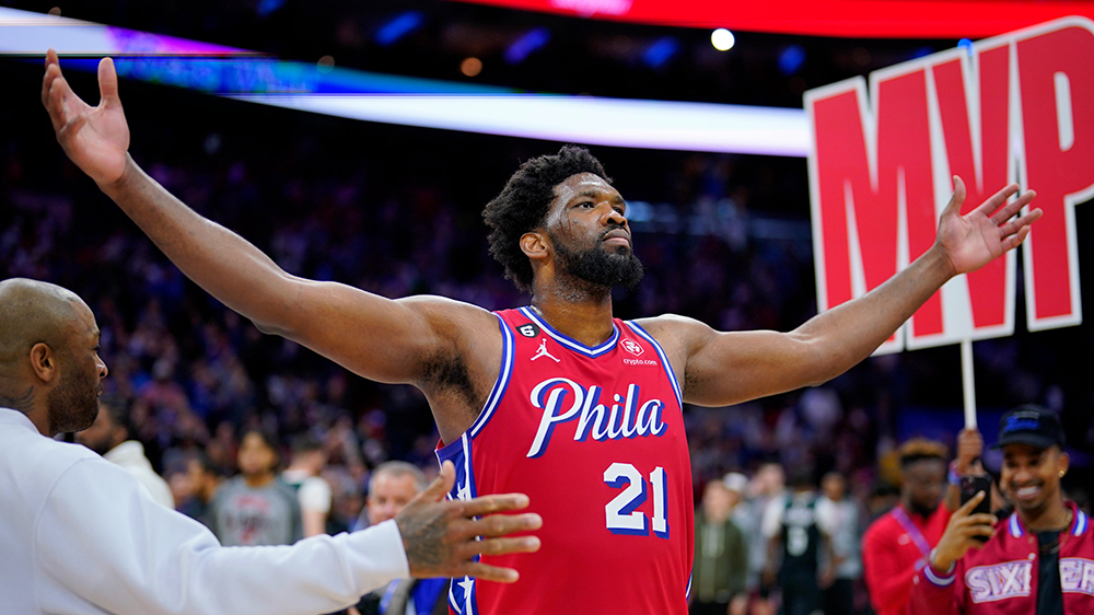 Joel Embiid n&eacute;m game-winner như Kobe Bryant, ngược d&ograve;ng nghẹt thở trước Blazers