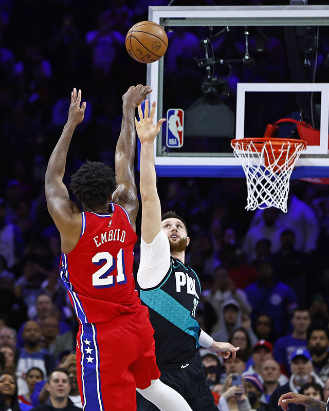 C&uacute; n&eacute;m cực kh&oacute; của Joel Embiid khiến người theo k&egrave;m anh l&agrave; Jusuf Nurkic phải b&oacute; tay