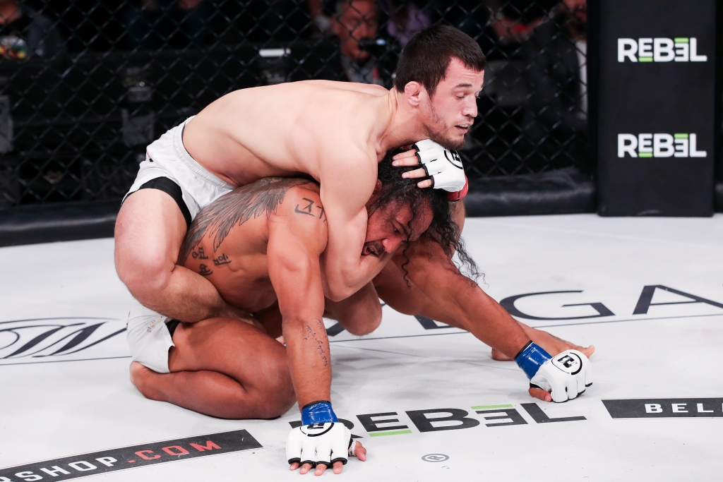Bellator 292: Usman Nurmagomedov tung cước thần sầu, hạ Benson Henderson bằng đòn siết cổ