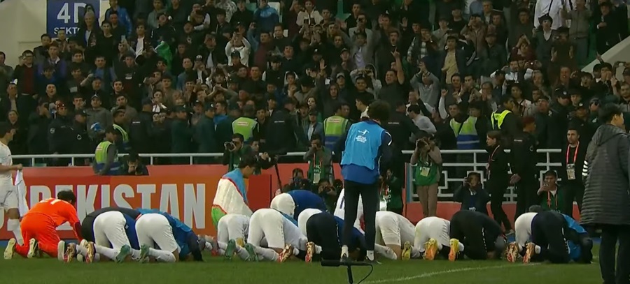 Đoạt vé dự World Cup, cầu thủ U20 Uzbekistan quỳ lạy cảm ơn NHM