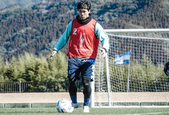 Công Phượng thành “người thừa”, Yokohama FC chìm nghỉm dưới đáy