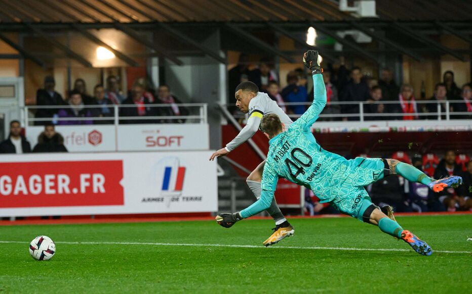Messi và Mbappe đạt cột mốc đáng nhớ, giải cứu PSG ở phút 90