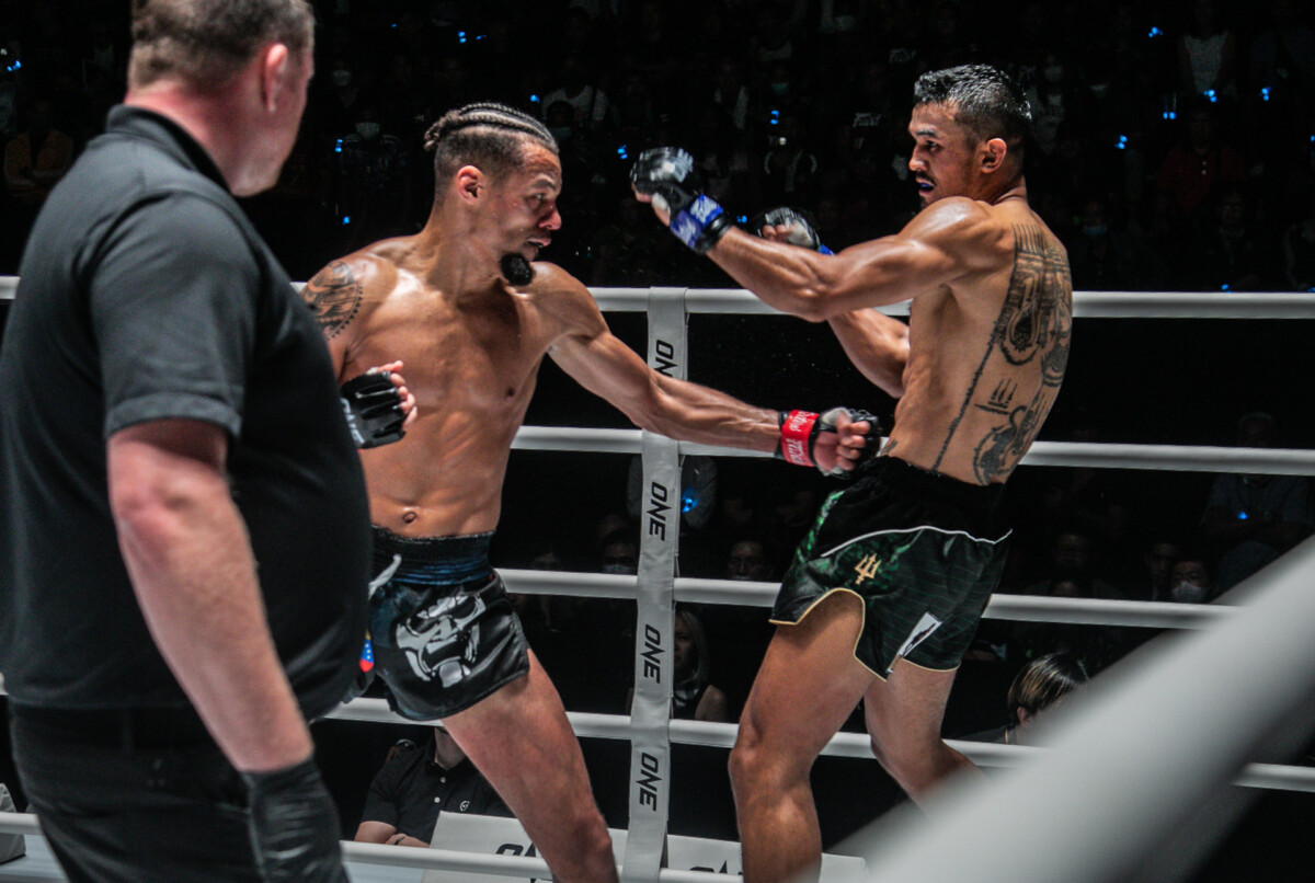 Regian Eersel bảo vệ đai ONE Championship với cú "moi gan" Sinsamut