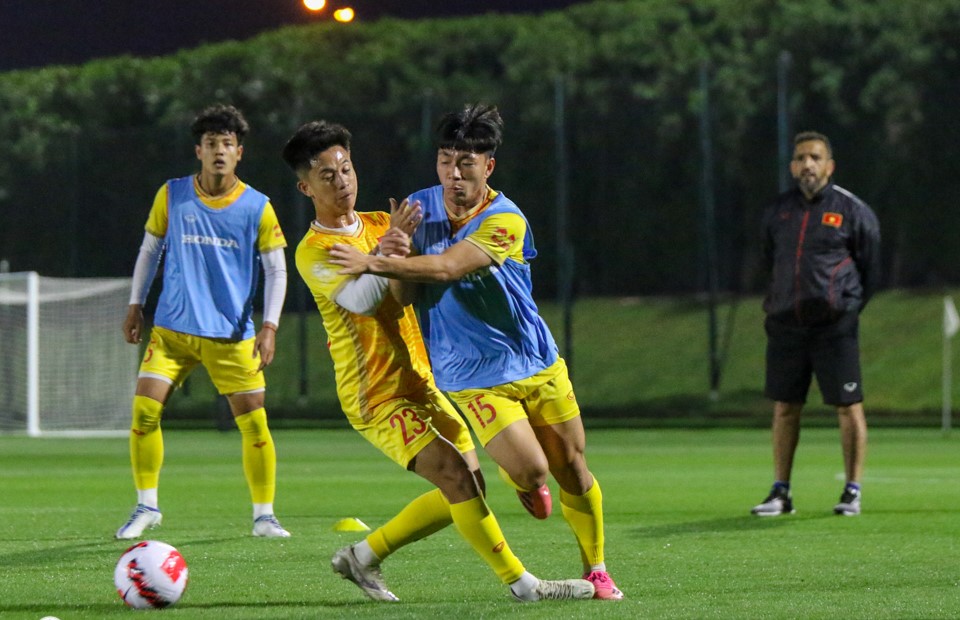 Cầu thủ U23 Việt Nam buồn ngủ khi tập đến 0 giờ đêm ở Qatar Cầu thủ U23 Việt Nam buồn ngủ khi tập đến 0 giờ đêm ở Qatar