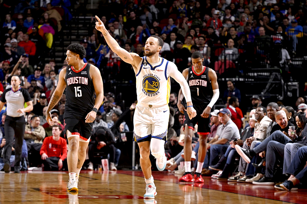 Golden State Warriors vượt qua Houston Rockets với tỷ số 121-108, ngắt chuỗi thua s&acirc;n kh&aacute;ch d&agrave;i nhất m&ugrave;a giải năm nay trong số 30 đội b&oacute;ng NBA