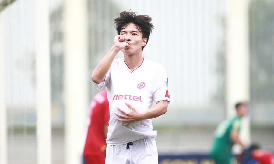 Sự thật hình ảnh cầu thủ U17 Viettel ăn mừng gây sốt kiểu “bụng bầu”