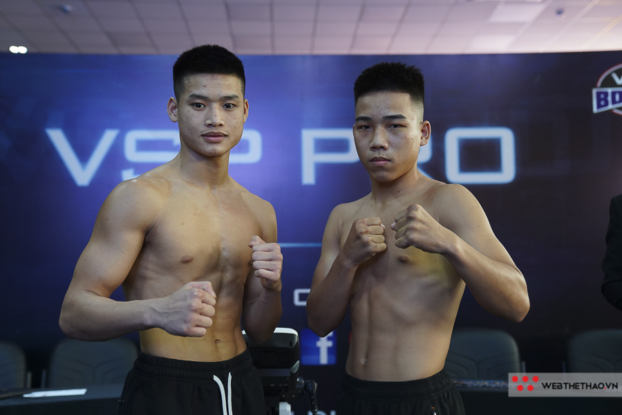 Đội ngũ võ sĩ trẻ nghiên cứu về Boxing nhà nghề tại buổi cân kí VSP Pro 3