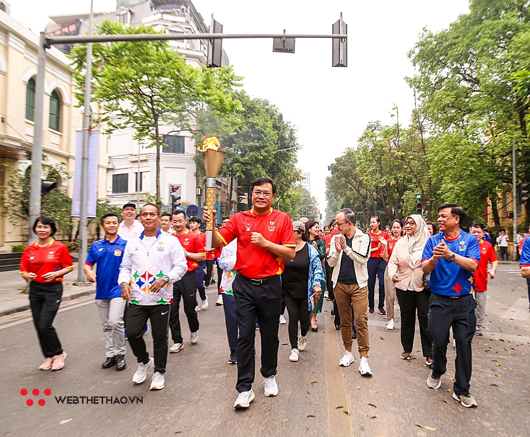 Ngọn đuốc SEA Games 32 rực sáng trên các cung đường Hà Nội