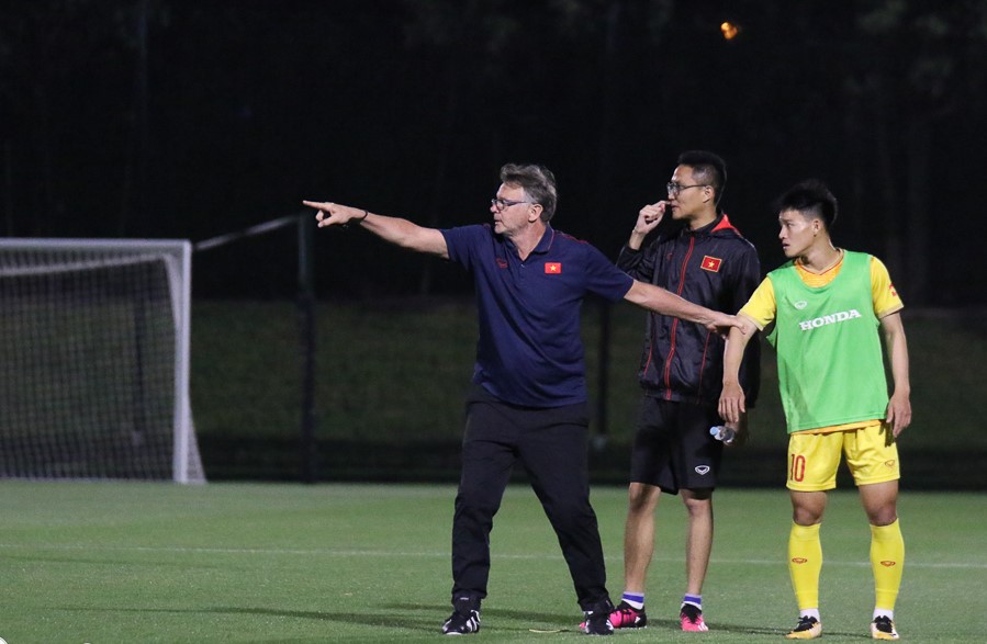 HLV Troussier sợ cầu thủ U23 Việt Nam bị tâm lý ở trận gặp U23 UAE