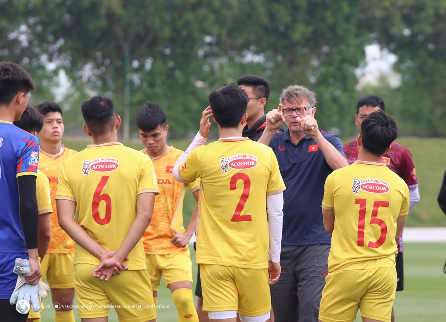 HLV Troussier nhận trách nhiệm về kết quả không tốt của U23 Việt Nam