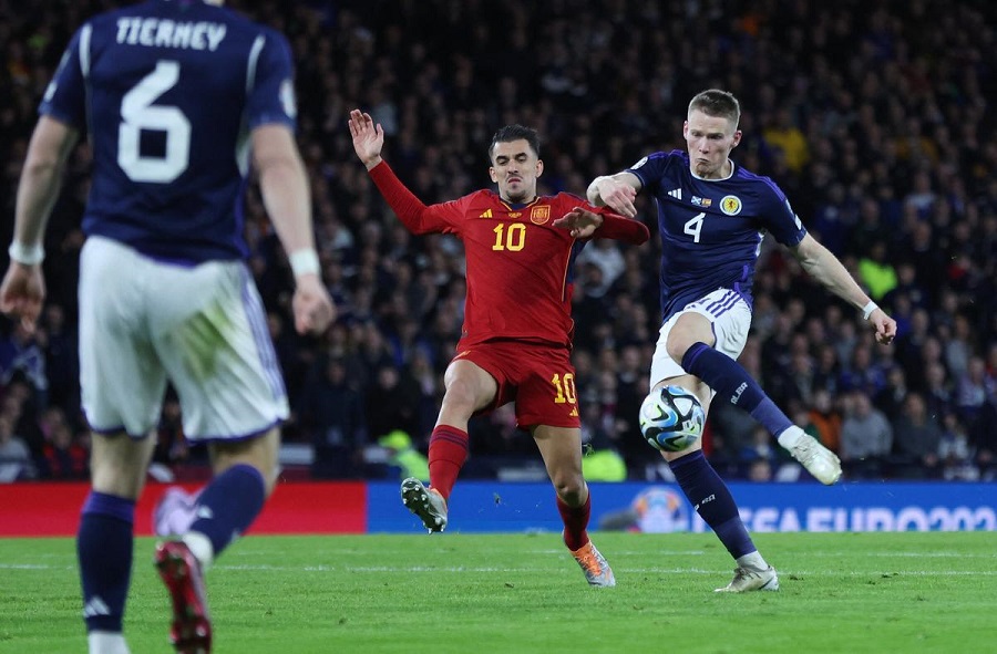 Tây Ban Nha thua sốc Scotland khi HLV De la Fuente thay đổi 8 vị trí