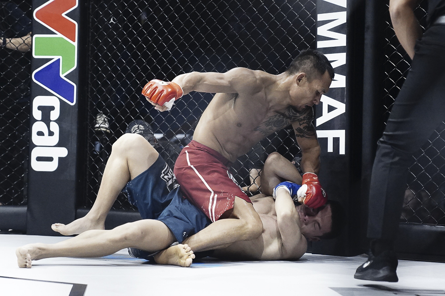 LION Championship 04: Trần Quang Lộc hạ gục Lý Tiểu Long bằng cơn mưa đòn đấm