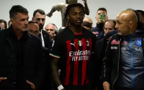 Maldini v&agrave; Spalletti c&atilde;i nhau trong đường hầm trận Napoli-Milan
