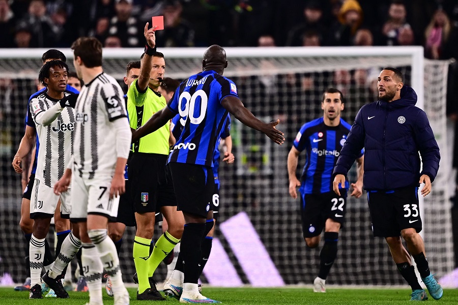Lukaku ghi bàn ở trận derby Italia và sau đó bị đuổi khỏi sân