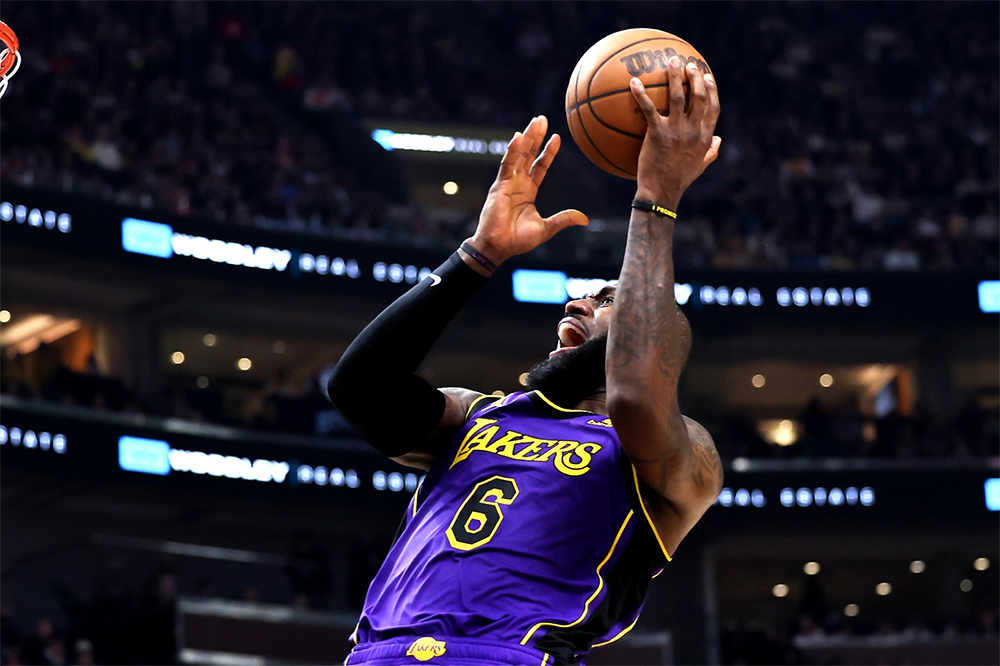 LeBron James ghi điểm mang về chiến thắng, Los Angeles Lakers chốt vé play-in