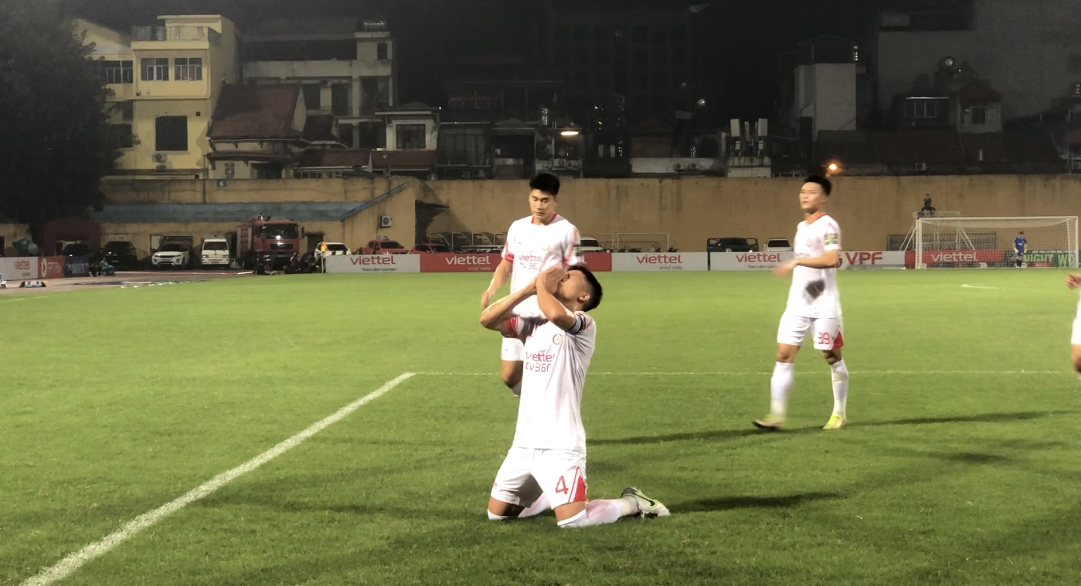 Bùi Tiến Dũng ăn mừng ý nghĩa sau khi giúp Viettel gỡ hòa trước HAGL