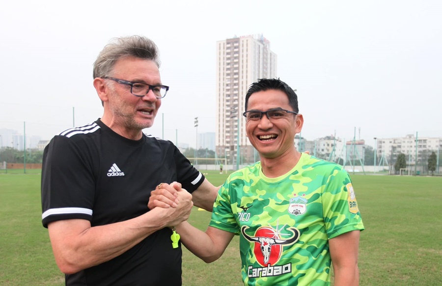 Phản ứng của HLV Kiatisuk về lời mời gọi làm "phó tướng" cho HLV Troussier