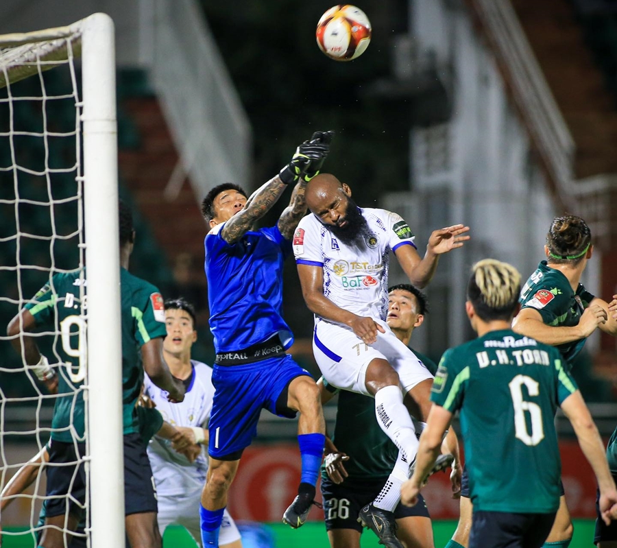 Lucao ghi bàn thắng tranh cãi, Hà Nội FC vươn lên ngôi đầu bảng V.League 2023 Lucao ghi bàn thắng tranh cãi, Hà Nội FC vươn lên ngôi đầu bảng V.League 2023