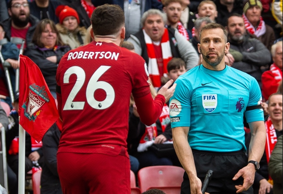 Hậu vệ Liverpool bị trọng tài biên thúc cùi chỏ vào mặt Hậu vệ Liverpool bị trọng tài biên thúc cùi chỏ vào mặt
