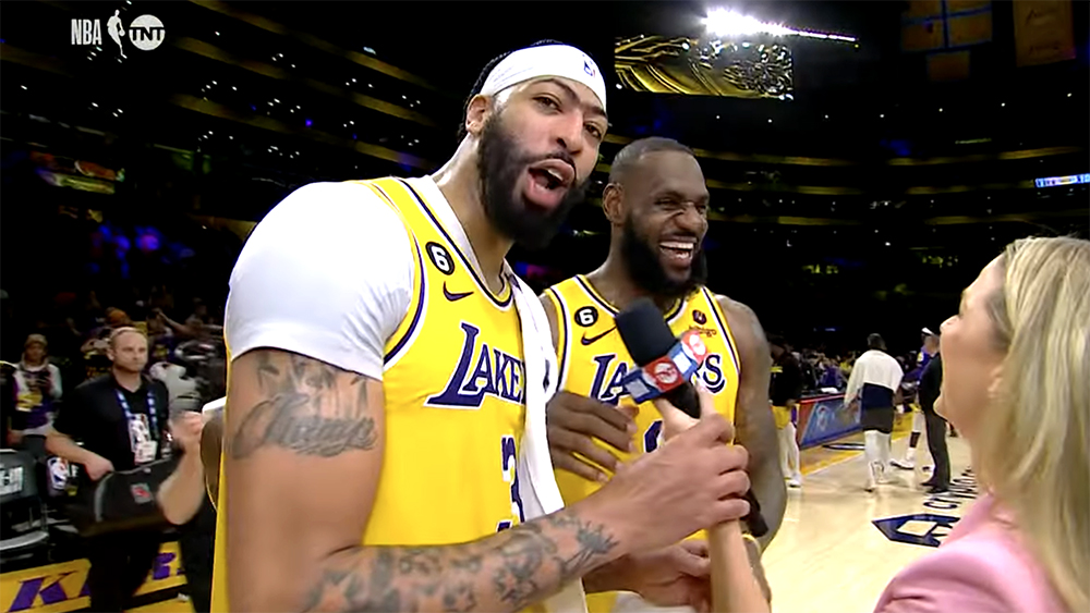 Anthony Davis xin lỗi v&igrave; ph&aacute; hỏng tuyệt phẩm game-winner của Dennis Schroder