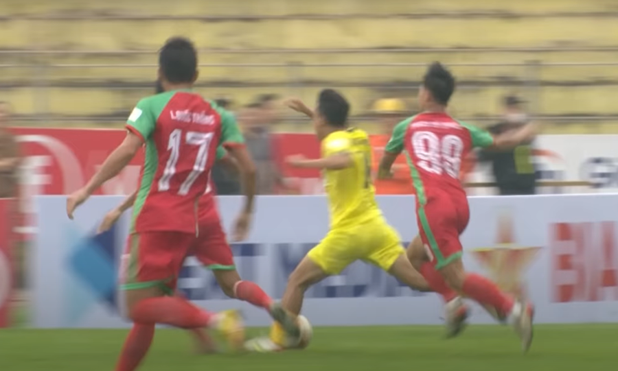 Cựu tuyển thủ U23 Việt Nam bị thanh lý sau tình huống phạm lỗi penalty nhạy cảm