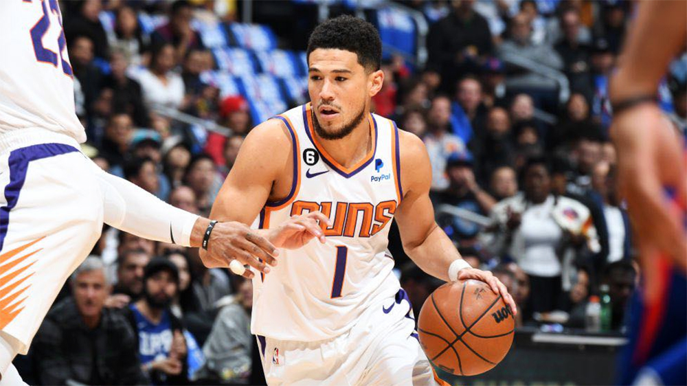 Devin Booker quân bình kỷ lục ghi điểm Playoffs, Phoenix Suns vươn lên dẫn trước LA Clippers