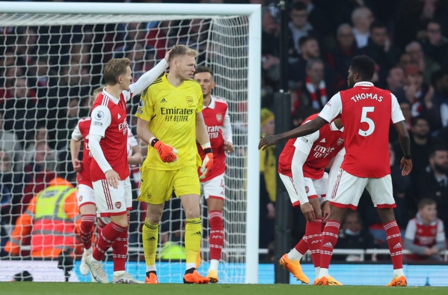 Thủ m&ocirc;n Arsenal lặp lại sai lầm của De Gea sau 27 gi&acirc;y