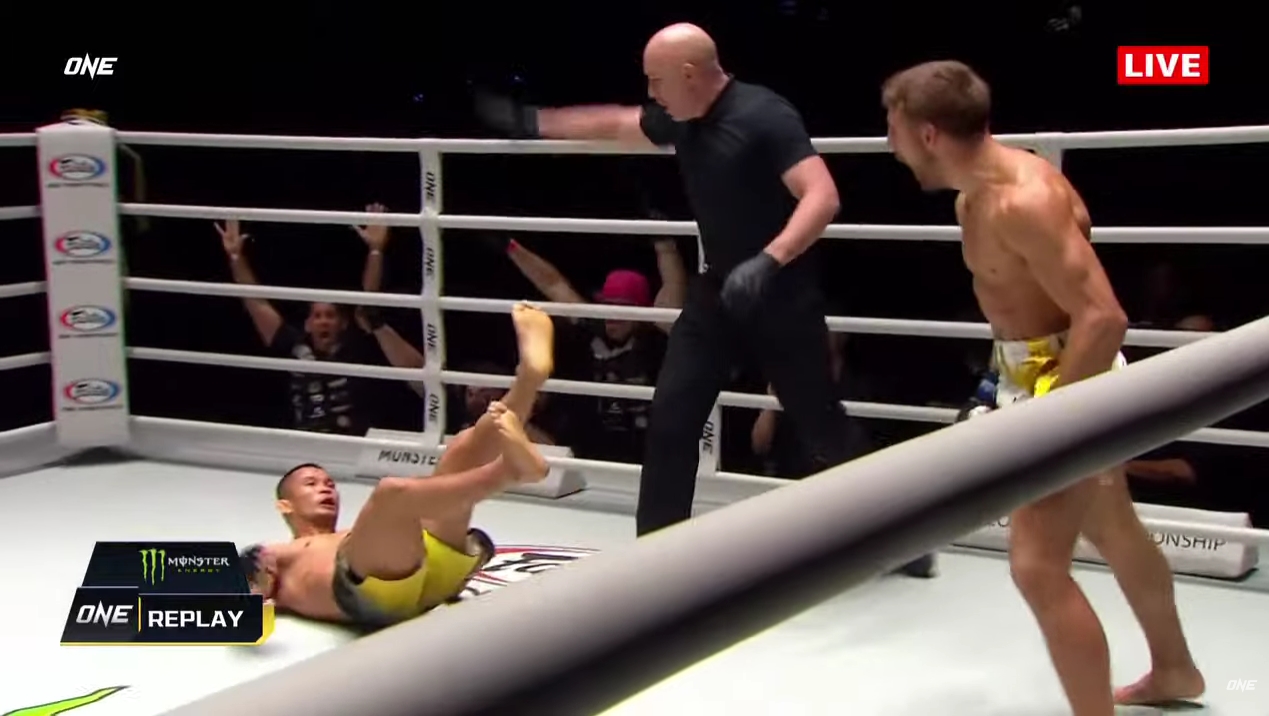 Jonathan Haggerty gây sốc, knockout huyền thoại Muay Nong-O giật đai ONE Championship