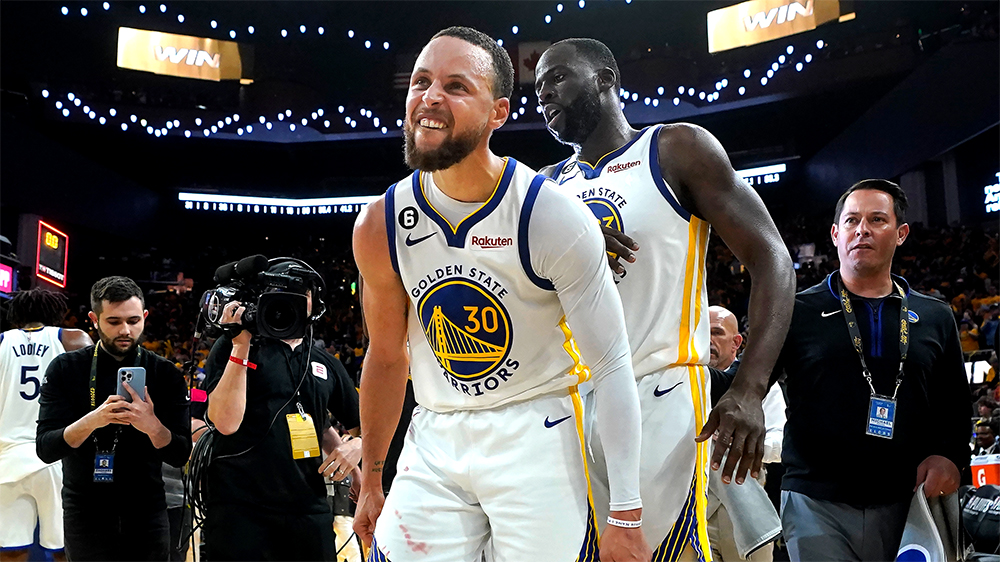 Warriors suýt thua vì sai lầm của Stephen Curry, quân bình series 2-2 với Sacramento Kings