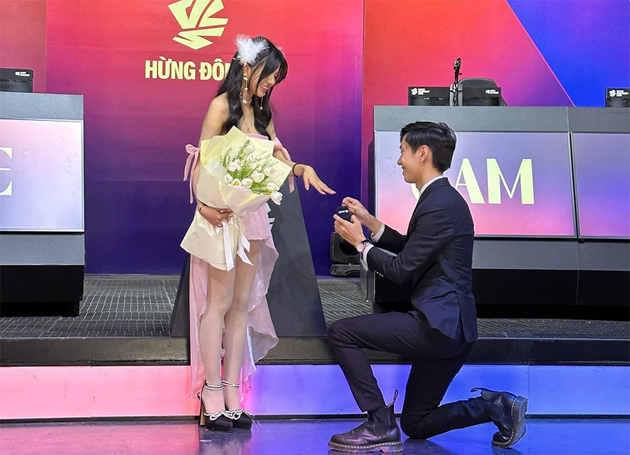 Màn cầu hôn ngọt ngào của cặp đôi Văn Tùng - Mai Dora ở chung kết VCS 2023