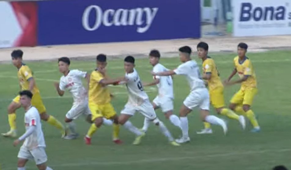 Hết đạp đầu đến tát vào mặt, báo động hành vi phi thể thao ở giải U19 Quốc gia 2023