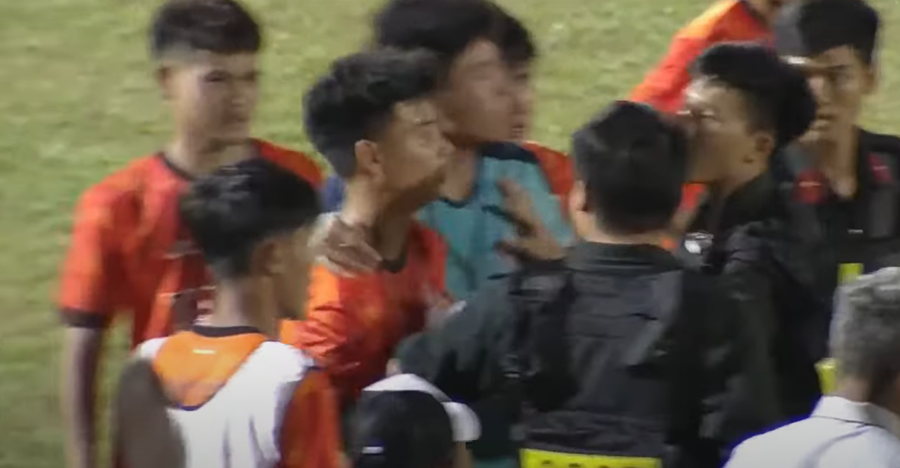 Cầu thủ U19 Đà Nẵng đạp đầu đối phương, CSCĐ vào can ngăn