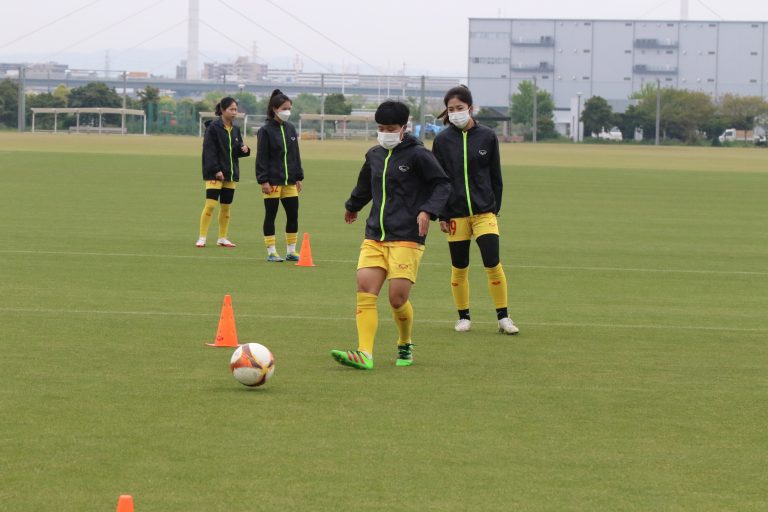 Tuy&ecirc;̉n nữ Vi&ecirc;̣t Nam t&acirc;̣p dưới thời ti&ecirc;́t mưa lạnh, chờ Huỳnh Như h&ocirc;̣i qu&acirc;n ở SEA Games 32