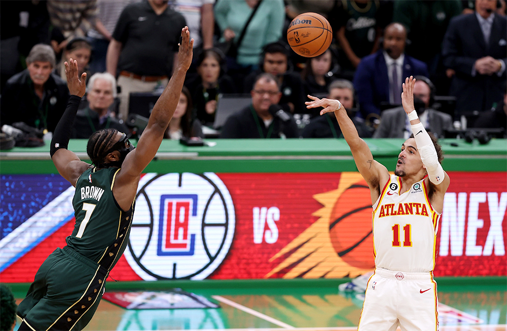 Trae Young ném game-winner từ gần giữa sân, Atlanta ngược dòng ngoạn mục trước Celtics