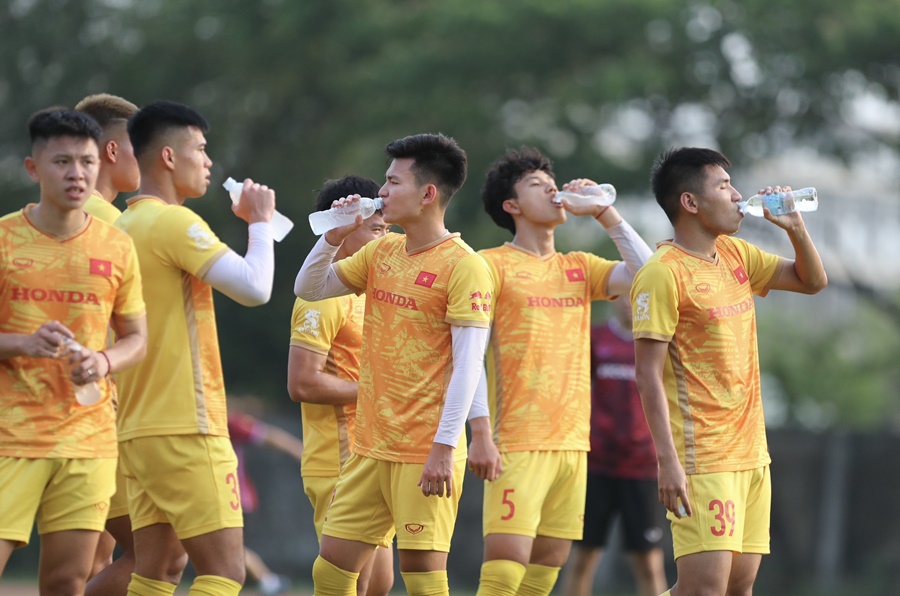 U22 Việt Nam “bở hơi tai” dưới nắng nóng 40 độ C ở buổi tập đầu tại Campuchia