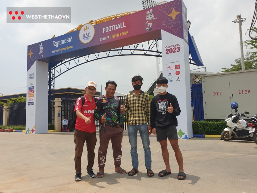 CĐV chạy xe máy 50km, lùng sục trong vô vọng khắp Phnom Penh tìm vé xem U22 Việt Nam