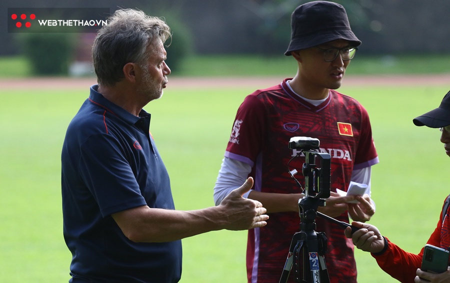 HLV Troussier mu&ocirc;́n c&acirc;̀u thủ U22 Vi&ecirc;̣t Nam có &ldquo;sự ri&ecirc;ng tư&rdquo; ở bu&ocirc;̉i t&acirc;̣p tại Campuchia