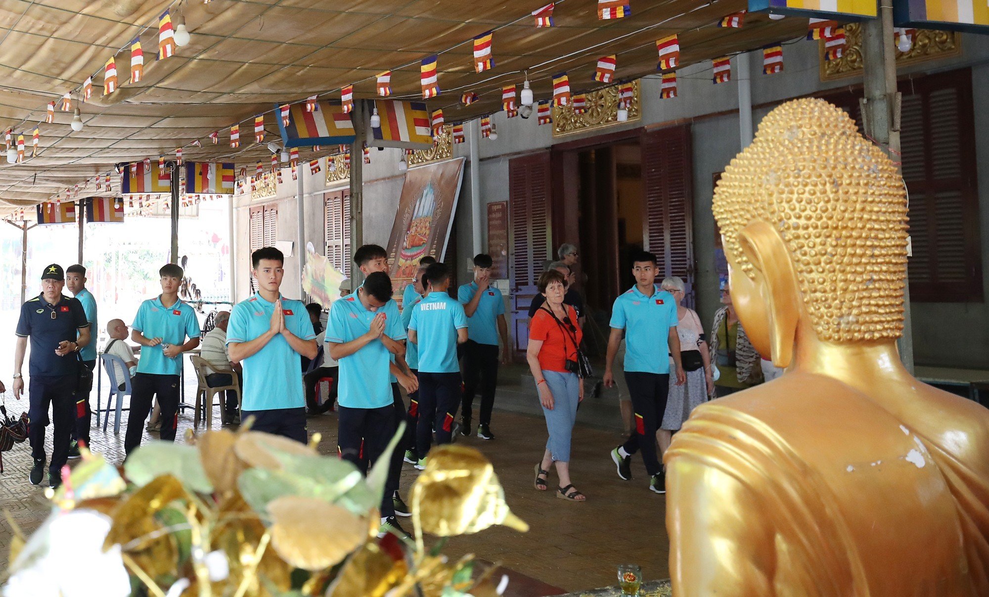 U22 Việt Nam đi chùa cầu may trước trận gặp U22 Lào U22 Việt Nam đi chùa cầu may trước trận gặp U22 Lào