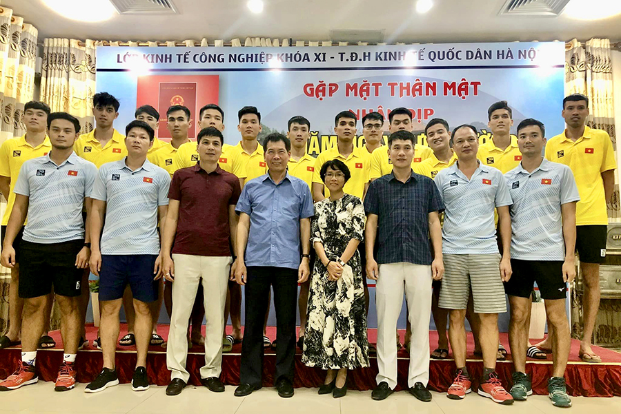 Đội tuyển bóng chuyền nam nhận thưởng nóng trước thềm SEA Games 32
