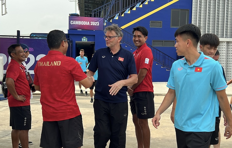 HLV Troussier &ldquo;chạm mặt&rdquo; U22 Thái Lan, U22 Vi&ecirc;̣t Nam thăm quan s&acirc;n đ&acirc;́u ở SEA Games 32
