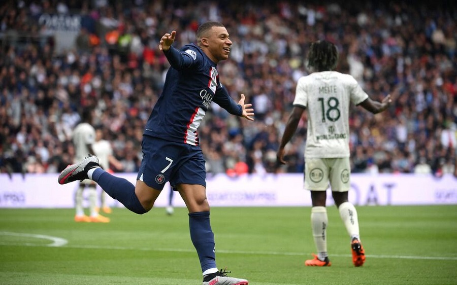 Mbappe ghi b&agrave;n thắng kh&oacute; tin sau khi &ldquo;đ&aacute;nh cắp&rdquo; b&oacute;ng từ thủ m&ocirc;n