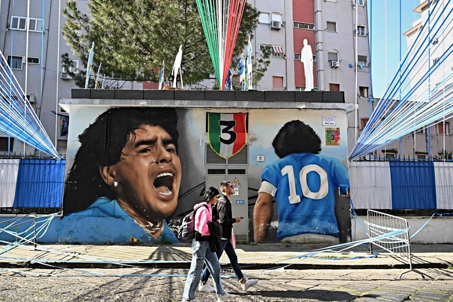 Hình ảnh thành phố Napoli chuẩn bị cho màn ăn mừng Scudetto Hình ảnh thành phố Napoli chuẩn bị cho màn ăn mừng Scudetto