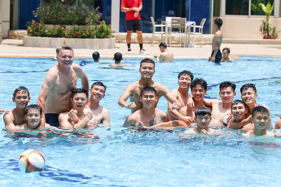 U22 Việt Nam “xả hơi” ở bể bơi, HLV Troussier cười hết nấc sau thắng lợi trước U22 Lào