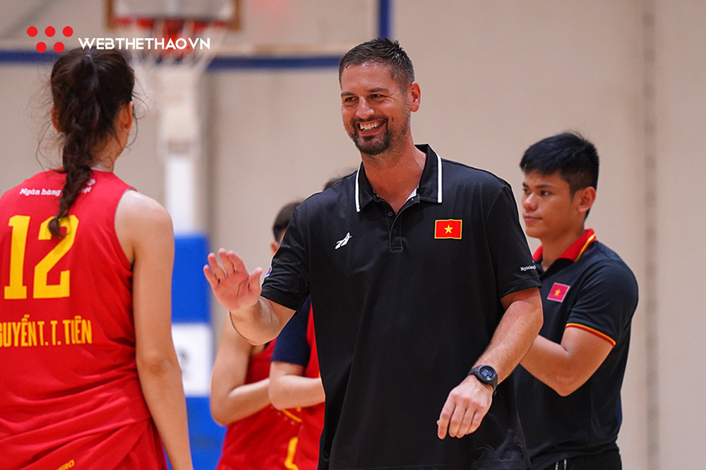 T&acirc;n HLV Michael Olson v&agrave; những kỳ vọng tại SEA Games 32 c&ugrave;ng đội tuyển b&oacute;ng rổ nữ Việt Nam