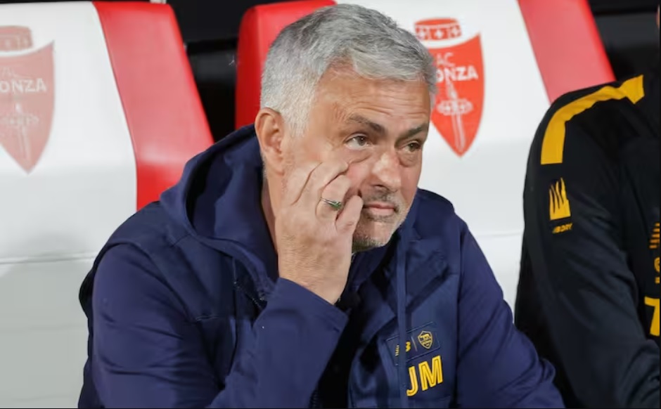 Mourinho chê trọng tài bắt trận Roma-Monza là “tệ nhất sự nghiệp” Mourinho chê trọng tài bắt trận Roma-Monza là “tệ nhất sự nghiệp”