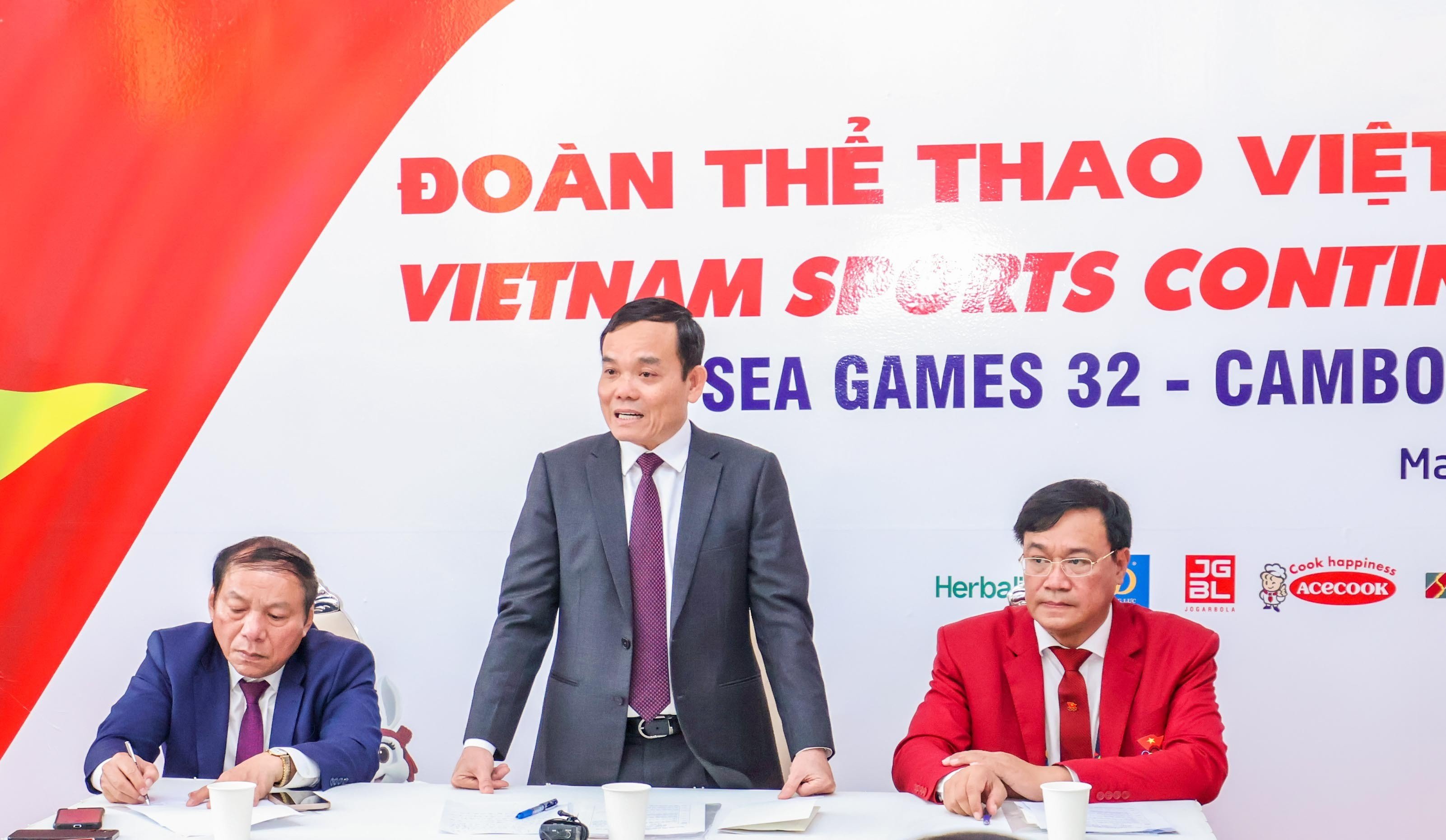 Phó Thủ tướng Trần Lưu Quang và tổng thư ký ASEAN đến dự lễ khai mạc SEA Games 32