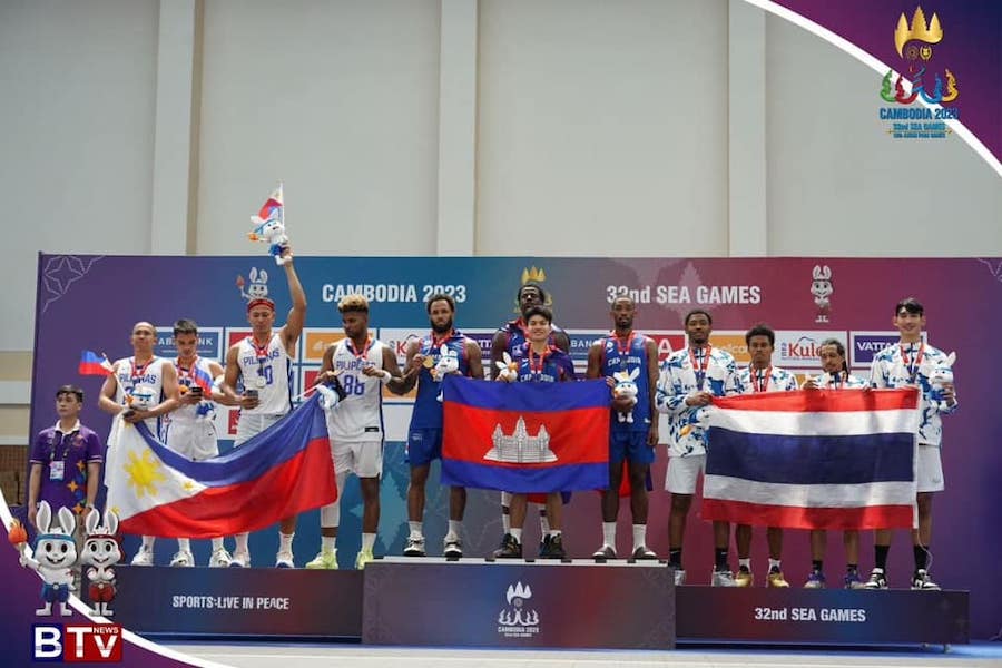 Cầu thủ b&oacute;ng rổ Campuchia chỉ tr&iacute;ch đội nh&agrave; sau tấm HCV SEA Games 32 lịch sử
