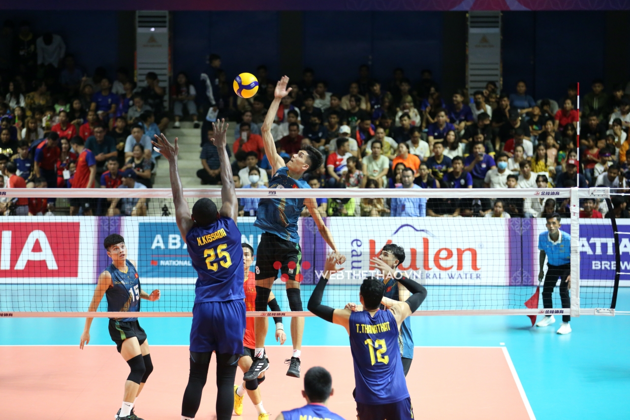 Thắng đậm Th&aacute;i Lan, tuyển b&oacute;ng chuyền nam Việt Nam gi&agrave;nh huy chương Đồng SEA Games 32