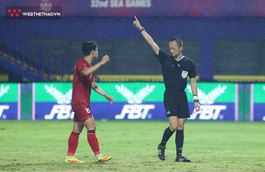 Bất ngờ danh tính trọng tài rút hai thẻ đỏ ở trận thắng của U22 Việt Nam trước U22 Malaysia